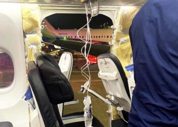 Hallan en un patio la parte del fuselaje de un avión desprendida en pleno vuelo en EEUU