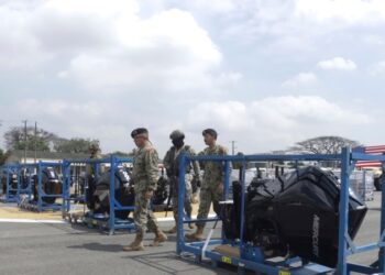 Jefa del Comando Sur de EEUU entrega equipos de seguridad a Ecuador