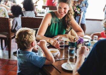 “Alegré su día“: Trabajaba en un restaurante y rompió una regla del lugar para hacer feliz a un niño (VIDEO)