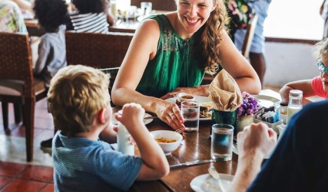 “Alegré su día“: Trabajaba en un restaurante y rompió una regla del lugar para hacer feliz a un niño (VIDEO)