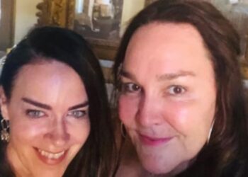 FOTO: Se mudó a una casa de 800 años, sacó una selfie y notó algo paranormal que la aterrorizó