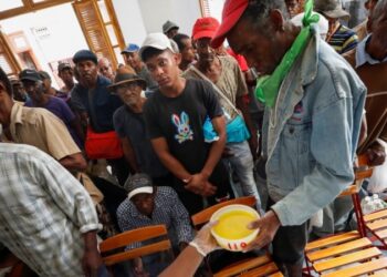 Comedor comunitario en Cuba ve un incremento de personas pobres mientras se acentúa la crisis económica