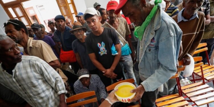 Comedor comunitario en Cuba ve un incremento de personas pobres mientras se acentúa la crisis económica