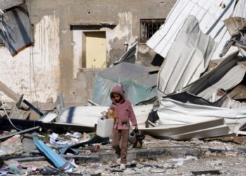 Ataques aéreos israelíes matan a más de 30 palestinos en Gaza