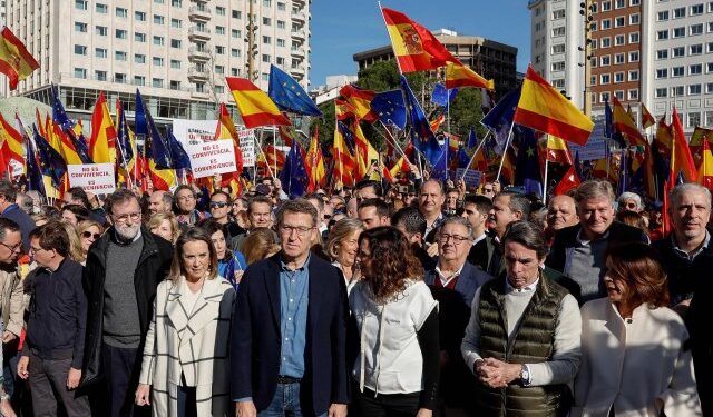 Feijóo se rodea de miles de personas en Madrid contra la amnistía: Vamos a rescatar democráticamente este país