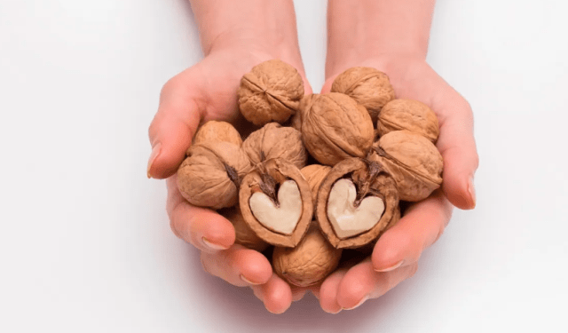 Descubre cómo el consumo de nueces mejora la salud cardiaca y el metabolismo