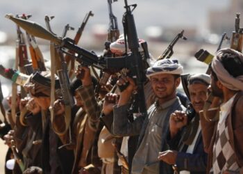 Los hutíes confirman 18 ataques de EEUU y Reino Unido y prometen “castigo”