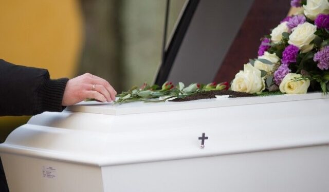 “Aún no sé si quiero el ataúd abierto“: fue a una funeraria para organizar el velorio para su PC (VIDEO)