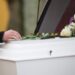 “Aún no sé si quiero el ataúd abierto“: fue a una funeraria para organizar el velorio para su PC (VIDEO)