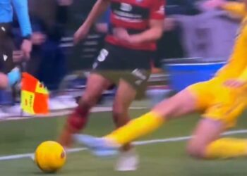 La espeluznante fractura de un jugador que conmociona al fútbol español (Imágenes sensibles)