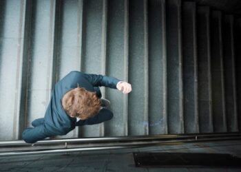 VIRAL: Estaba enviando un audio por WhatsApp mientras bajaba las escaleras… y allá rodó (VIDEO)