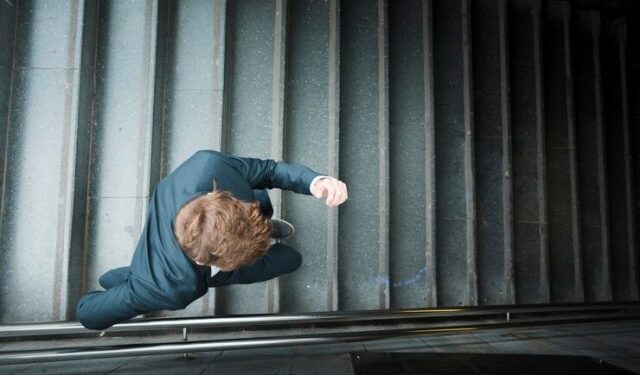 VIRAL: Estaba enviando un audio por WhatsApp mientras bajaba las escaleras… y allá rodó (VIDEO)