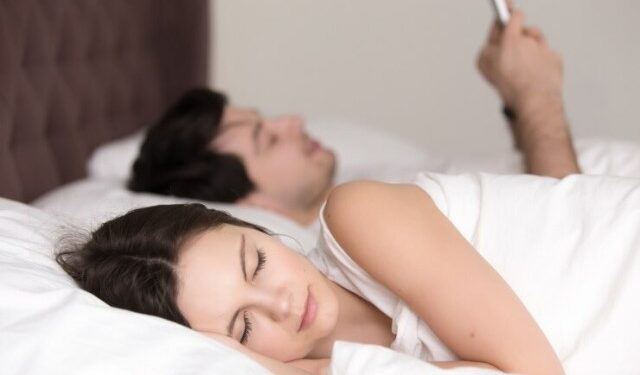 Engañó a su novia con su ex, pero puso una insólita excusa para que no lo descubran