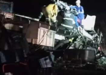 Más de 20 muertos al chocar un autobús turístico con un camión en Brasil