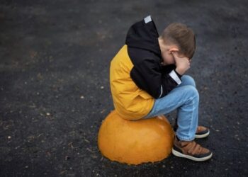 Crueldad infantil: Mujer quiso darle una “lección” a sus hijos pequeños y los dejó solos en una carretera