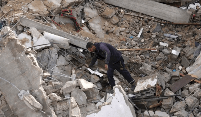 El Ejército israelí hace estallar el principal edificio de la Universidad al Israa de Gaza