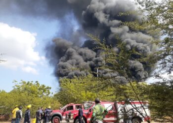 Reportan un incendio en el patio de tanque de Pdvsa en Los Puertos de Altagracia (Imágenes)