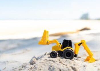 VIDEO: Compró una excavadora de juguete y le dio un ingenioso uso que sorprendió a todos