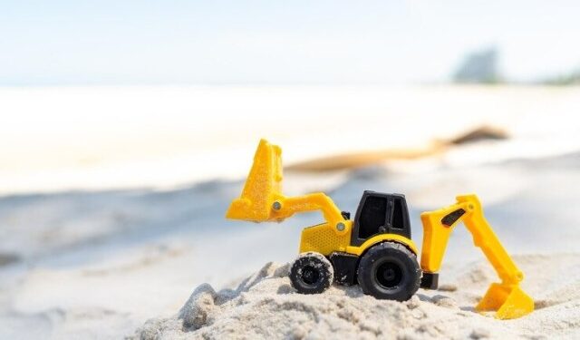 VIDEO: Compró una excavadora de juguete y le dio un ingenioso uso que sorprendió a todos