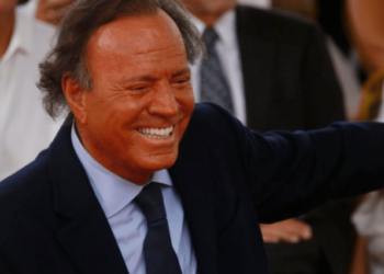 Julio Iglesias y el vergonzoso momento que vivió en un aeropuerto tras incautarle 42 kilos… de comida