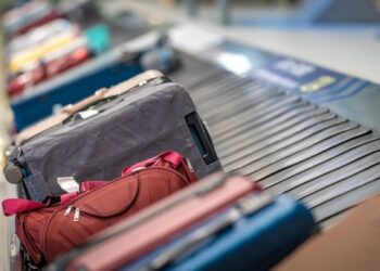 VIDEO: Encontró su maleta con dos agujeros tras un viaje en avión y todos buscan descubrir el motivo