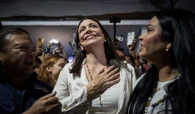 El País: El chavismo afronta el dilema de permitir la candidatura de María Corina Machado
