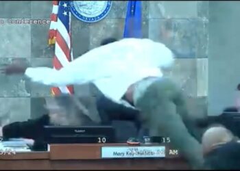 VIDEO: saltó violentamente contra una juez en Las Vegas para atacarla mientras le leían sentencia