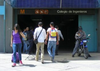 Controlaron incendio a la salida de una estación del Metro de Caracas (Fotos)