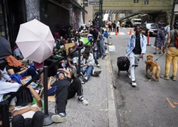 El comienzo de un año nuevo sin casa para los migrantes, muchos de ellos venezolanos, en Nueva York