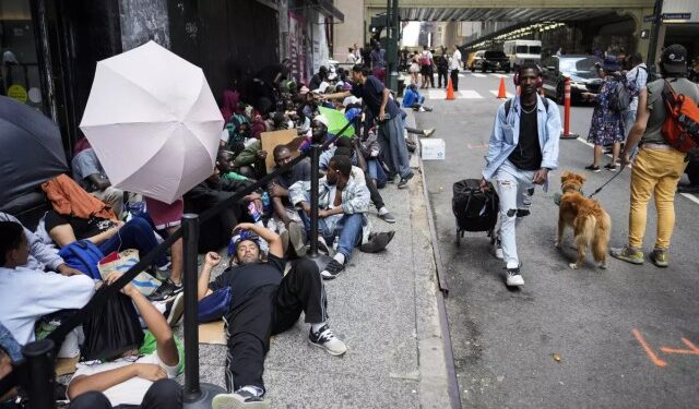 El comienzo de un año nuevo sin casa para los migrantes, muchos de ellos venezolanos, en Nueva York