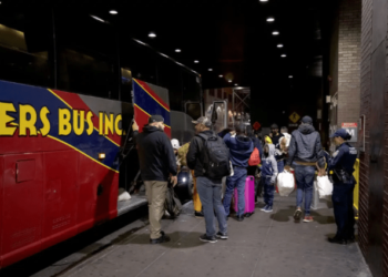 Nueva York acusó a Texas de utilizar a los migrantes al enviarlos a Nueva Jersey