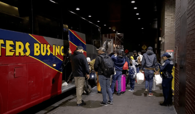 Nueva York acusó a Texas de utilizar a los migrantes al enviarlos a Nueva Jersey