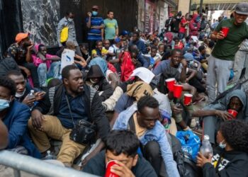 Texas anuncia que ha enviado a más de 100 mil migrantes en autobuses a ciudades demócratas