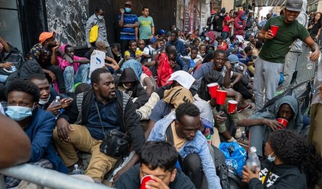 Texas anuncia que ha enviado a más de 100 mil migrantes en autobuses a ciudades demócratas