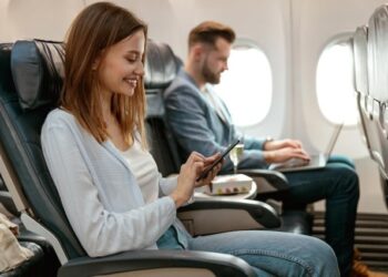 VIRAL: Una joven se enamoró de un pasajero en un avión e ideó un increíble plan para encontrarlo (VIDEO)