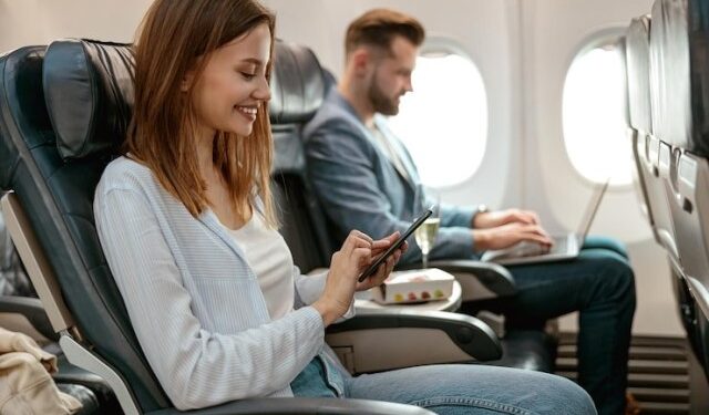 VIRAL: Una joven se enamoró de un pasajero en un avión e ideó un increíble plan para encontrarlo (VIDEO)