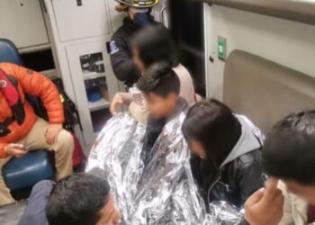 El angustiante momento cuando rescatan del río Bravo a una mujer y a sus cuatro hijos con hipotermia (VIDEO)