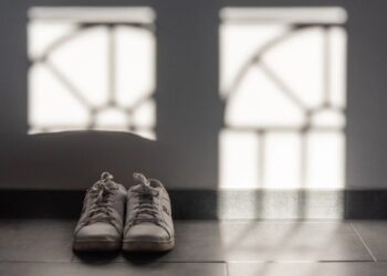 ¿Por qué es recomendable quitarse los zapatos al llegar a casa?