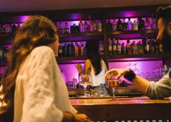 Buscaba trabajo en un bar, le hizo una simple pregunta al empleador y la rechazaron
