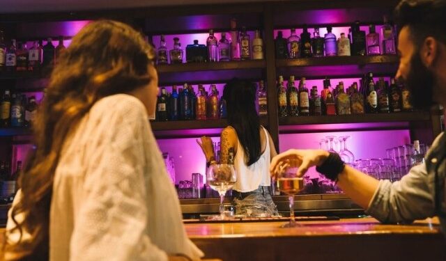 Buscaba trabajo en un bar, le hizo una simple pregunta al empleador y la rechazaron