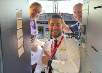 VIDEO: Piloto coincidió con sus padres en pleno vuelo y realizó un acto conmovedor