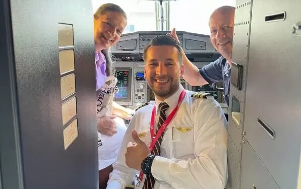 VIDEO: Piloto coincidió con sus padres en pleno vuelo y realizó un acto conmovedor