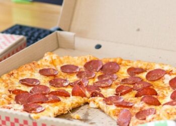 Investigan muerte de una pizzera italiana cuestionada por defender a clientes en internet
