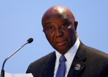 ¿Un mandato con firmeza? Nuevo presidente de Liberia se desmaya durante la toma de posesión (VIDEO)