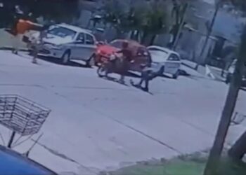 Como una comedia: ladrón perdió pierna ortopédica en medio de un robo y vecino lo frenó con patada voladora (VIDEO)