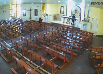 Sin perdón de Dios: entró a una iglesia y se robó varios objetos de valor (VIDEO)