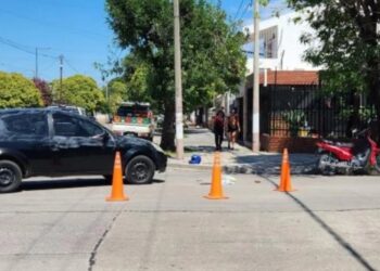 Karma instantáneo: delincuente se cayó de la moto mientras intentaba escapar de un robo y se disparó a sí mismo