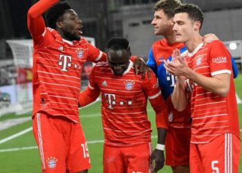 Megaestrella del fútbol se casó con su novia de 18 años en una ceremonia secreta y desató la polémica