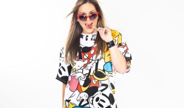 Humor, historia y reflexión: Sandra Villanueva se presenta con “Walt me mintió”