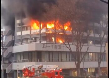 Gran incendio en un edificio en Tokio deja al menos siete heridos (VIDEO)